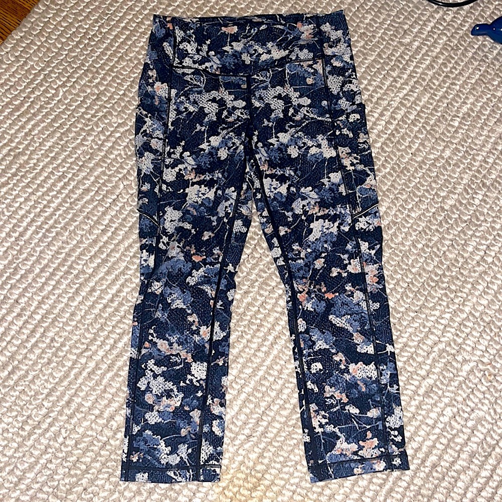 Lululemon capris. Size 6.